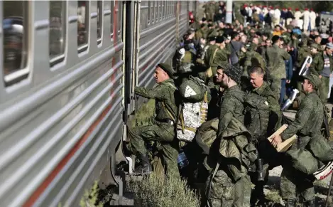  ?? (RUSSIE, 29 SEPTEMBRE 2022/AP) ?? Des recrues russes embarquent à la gare de Prudboi, près de Volgograd.