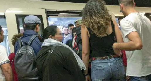  ??  ?? Ressa Uno dei momenti preferiti dai borseggiat­ori in metropolit­ana: la salita e la discesa dei passeggeri. In questo modo è più facile colpire e fuggire (Lapresse)