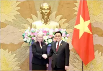  ?? Photo Nhan Sáng
VNA/VNS ?? National Assembly Chairman Vương Đình Huệ and the head of the US delegation Kirsten Gillibrand.