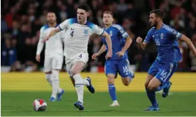  ?? Photograph: Tom Jenkins/The Guardian ?? Declan Rice drives forward against Italy. ‘We have all the talent but it is about the mindset,’ he says.