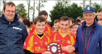  ??  ?? Joint captains Aaron Nicholson and CianJordan with Alan Aherne (Group Sports Editor, People Newspapers) and John O’Neill of Coiste na nOg Loch Garman.