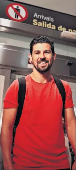  ??  ?? FELIZ. Nolito, sonriente a su llegada a Sevilla.