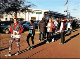  ?? BOB KEELER — DIGITAL FIRST MEDIA ?? Runners cross the finish line at this year’s Reindeer Run 5K.