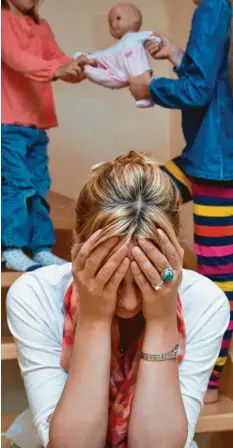  ?? Foto: Patrick Pleul, dpa ?? Gerade in Corona-zeiten lastet in vielen Familien noch mehr Druck auf den Müttern als ohnehin schon.
Schmidt: