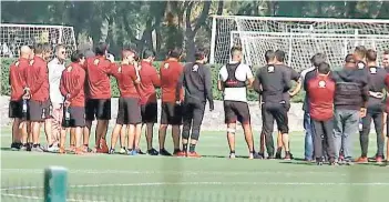  ??  ?? ► Aníbal Mosa se despide del plantel albo y de Guede en el Monumental.