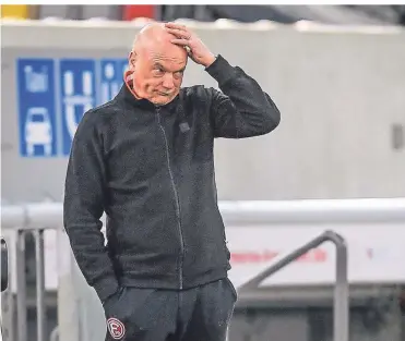  ?? FOTO: SCHEIDEMAN­N ?? Was nun, Fortuna? Trainer Uwe Rösler wirkte nach der 0:3-Niederlage gegen den VfL Bochum ratlos.