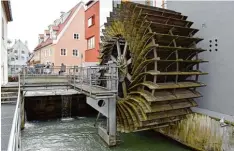  ?? Foto: Thorsten Jordan ?? Am Wasserkraf­twerk der Stadtwerke und am Elektrizit­ätswerk Landsberg werden die Turbinen ausgebaut und überholt.