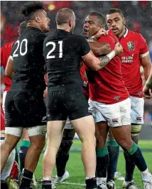  ?? PHOTO: GETTY IMAGES ?? Lions prop Kyle Sinckler gets into a stoush with All Blacks halfback TJ Perenara near the end of the second test in Wellington.