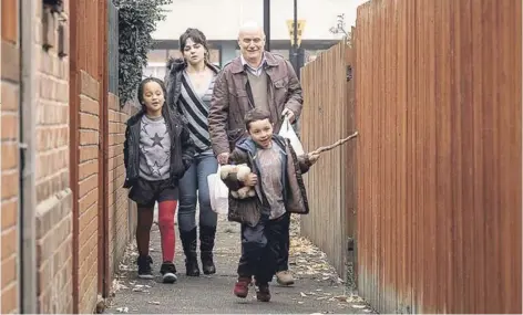  ??  ?? ► Katie (Hayley Squires) y Daniel (Dave Johns) son los amigos en la necesidad de Yo, Daniel Blake.