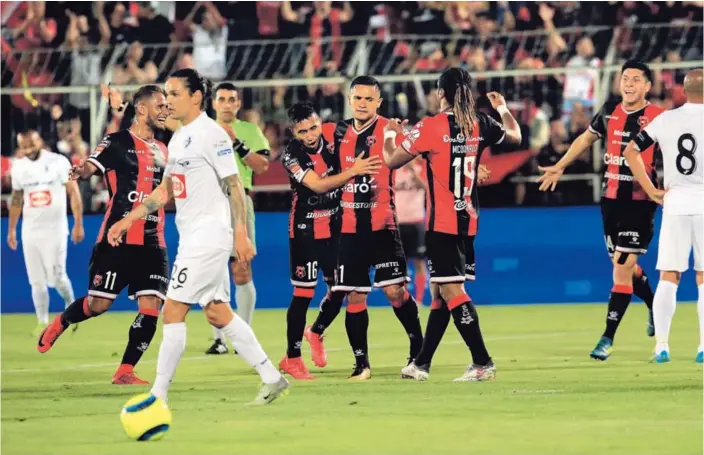  ?? RAFAEL PACHECO ?? Róger Rojas (centro) es felicitado por Allen Guevara (izq.) y Jonathan McDonald. El catracho llegó a 10 goles en este Clausura.