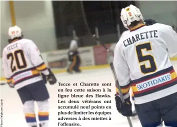  ??  ?? Tecce et Charette sont en feu cette saison à la ligne bleue des Hawks. Les deux vétérans ont accumulé neuf points en plus de limiter les équipes adverses à des miettes à l’offensive.