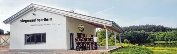  ?? Foto: Hieronymus Schneider ?? Das neue Sportheim der Weihertale­r Kickers beim idyllische­n Dorfweiher wird am 3. Juni eingeweiht. Auf dem Bild sind der Vor stand sowie Sponsor Bernd Siegmund (hinten rechts) zu sehen.