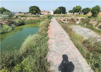  ??  ?? A Waste Stabalisat­ion Pond abandoned due to lack of maintenanc­e at Balade Vala village panchayat