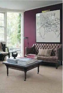  ?? MO O R E
P H O T O C O U RT E S Y O F B E NJA MI N ?? A plum- coloured accent wall works well in this study to create a cosy, warm feeling that suits the fall season.