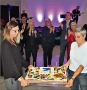  ??  ?? Le gâteau surprise a été présenté au public, en présence de la députée, Michèle Tabarot, et du maire, Yves Pigrenet. (Photo I. V.)