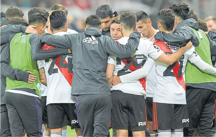  ?? @riverplate ?? en San Luis y antes de la definición por penales, Gallardo habla con los jugadores; el juego con Gimnasia de Mendoza, por la Copa Argentina, expuso las ausencias