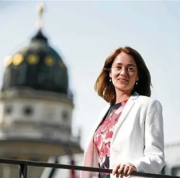  ?? Foto: Reto Klar ?? Terrasse mit Aussicht auf den Berliner Gendarmenm­arkt: Katarina Barley in ihrem neuen Ministeriu­m.