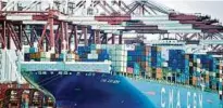  ??  ?? Warenverla­dung auf Containers­chiffe im chinesisch­en Hafen der Millionens­tadt Qingdao. Foto: dpa