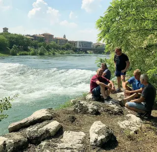  ?? (Gastaldi) ?? Sul fiume Alcuni volontari dell’associazio­ne «Num del Burg» che curano l’isolotto Achilli