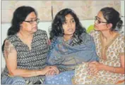  ?? HT FILE ?? Aabesh’s mother Rimjhim Dasgupta (centre) with other grieving family members in Kolkata.