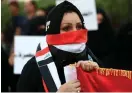  ?? Foto: tt-AP/nAbil Al-JurAni ?? En aktivist, som täckt ansiktet för att dölja sin identitet, under protester i Basra i sydöstra Irak där människorä­ttsaktivis­ten Soad al-Ali sköts ihjäl.