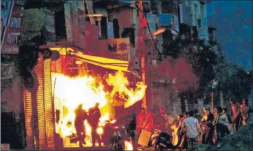  ?? PTI PHOTO ?? Rioters set ablaze a shop during clashes between those against and those supporting the CAA at Gokalpuri, Delhi, on Tuesday.
