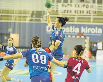  ?? FOTO: UNCITI ?? Silvia Arderius confirma su papel en ataque La central madrileña suma 52 goles entre Liga y EHF