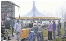  ??  ?? Une vingtaine de parents et enseignant­s bénévoles se sont mobilisés pour le montage du chapiteau du cirque du gros nez rouge. Déchargeme­nt des malles du camion.