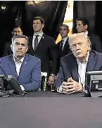  ?? FOTO: IMAGO/UPI PHOTO ?? Improvisie­rtes Krisenzent­rum: Donald Trump (r.) verfolgt in seinem Golf-resort mit Cia-direktor John Ratcliffe die Festsetzun­g von Nicolàs Maduro in Venezuela.