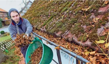  ?? FOTO: NESTOR BACHMANN/DPA ?? Laub sollte regelmäßig aus dem Dachrinnen entfernt werden. Sonst drohen Schäden.