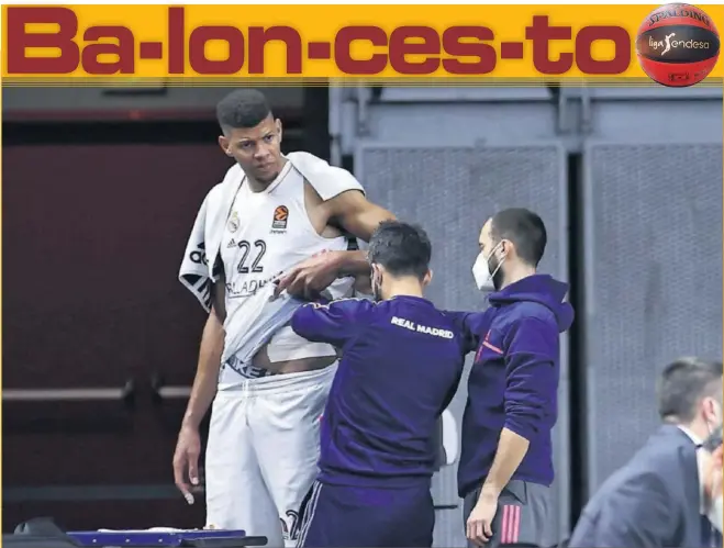  ??  ?? Walter Tavares es atendido por dos miembros del ‘staff’ del Madrid de su problema en la cadera izquierda. El pívot se tuvo que retirar en la segunda parte del partido ante el Efes.