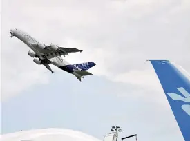  ??  ?? Airbus contro Boeing. L’A380 in volo dimostrati­vo e in primo piano un’ala del Boeing 787