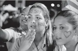  ?? Chip Somodevill­a Getty Images ?? CUBANS gather in Santiago for an event commemorat­ing Castro. Some Cubans fondly remember his involvemen­t in the daily problems of individual citizens.