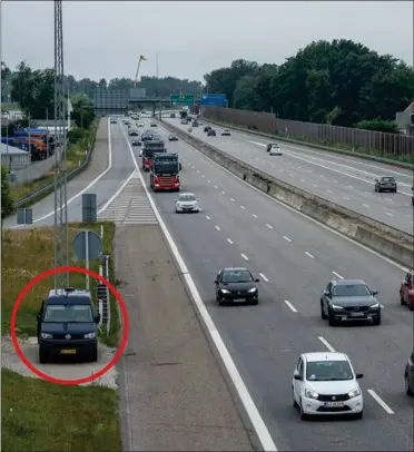  ?? FOTO: RITZAU SCANPIX ?? I sommer opsatte færdselspo­litiet denne fartkontro­l på Holbækmoto­rvejen. Fotovognen knipsede 5000 bilister, fordi skiltninge­n havde alvorlige mangler.