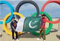  ??  ?? Shayan Ali and Fawaz Mir showing a Pakistani flag in Rio de Janeiro, Brazil.