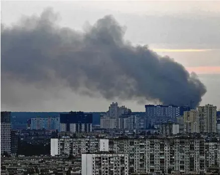  ?? Serguei Supinski/AFP ?? Fumaça se ergue no céu da capital ucraniana após explosões em instalação de depósito de vagões