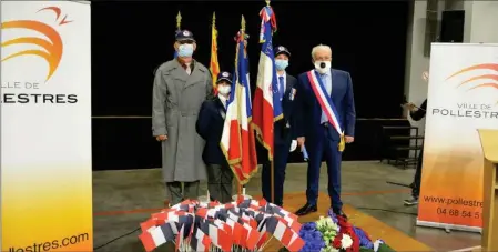  ?? ?? Le président du comité local du Souvenir Français et M. le maire pour honorer les deux jeunes porte-drapeau.
