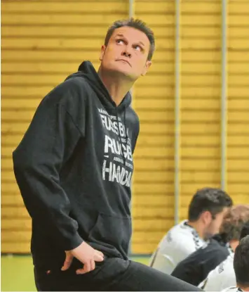  ?? Foto: Andreas Lode ?? Seit dem vergangene­n Dienstag gibt Alexander Polz bei den Handballer­n des TSV Gersthofen die Kommandos. In seinem Premierens­piel gab es einen 23:20-Sieg im Kellerduel­l gegen den TSV Aichach.