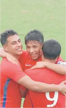  ??  ?? ► Allende es felicitado después del gol ante Japón.