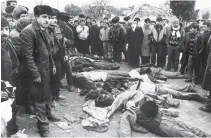  ?? Embassy of Azerbaijan ?? Azerbaijan­i citizens gather around the bodies of protesters shot dead in Baku during the bloody crackdown by Soviet troops from Jan. 19 to 20, 1990.