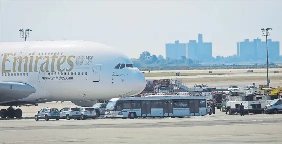  ?? AP ?? Espera. El avion en una de las pistas del aeropuerto de Nueva York. Fue demorado varias horas, aunque la empresa dijo que luego podría salir.