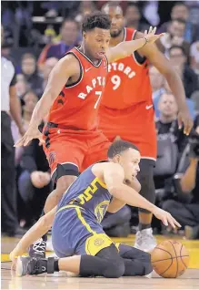  ?? JEFF CHIU/ASSOCIATED PRESS ?? Toronto’s Kyle Lowry (7) defends Golden State’s Steph Curry during the Raptors’ win over the Warriors Wednesday.