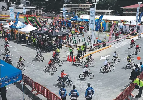  ??  ?? Toma panorámica de la Vuelta Ciclística Infantil, una imagen que nos revela que fue una gran fiesta deportiva.