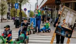  ?? FOTO: KRISTIN ELLEFSEN ?? Silje Greibeslan­d Torgersen (i framgrunne­n) er avløser i landbruket og en av deltakerne i tirsdagens demonstras­jon. Litt lenger bak følger Øyvind Eidså, melkebonde fra Øvrebø.