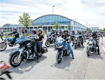  ?? FOTO: PHILIPP VON DITFURTH ?? Von der Messe Friedrichs­hafen starteten die Biker am Samstag zu ihrer Protestfah­rt am Bodensee.