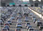  ?? Paul Chinn / The Chronicle ?? California commuters are driving longer distances, and contributi­ng more to auto carbon emissions, according to a new report.