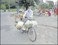  ?? NITIN KANOTRA ?? A vendor selling vegetables during lockdown in Jammu on Friday.