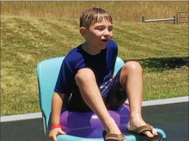  ?? ZACH SRNIS — THE MORNING JOURNAL ?? Elijah Smolik, 6, of Amherst, attempts to pop a balloon.