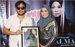  ??  ?? Ajai dan Salma pada majlis pelancaran MTV Karaoke Akhirnya Cinta di Petaling Jaya.