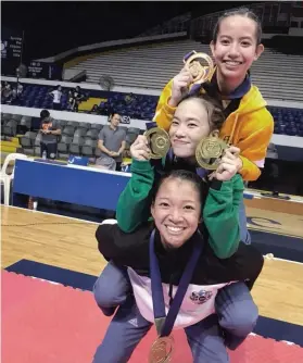  ?? FOTO GRABBED FROM RINNA BABANTO’S FB ACCOUNT ?? FRIENDLY RIVALS. Rinna Babanto (middle) with fellow Asian Games campaigner Nikki Oliva and Juvenile Faye Crisostomo.
